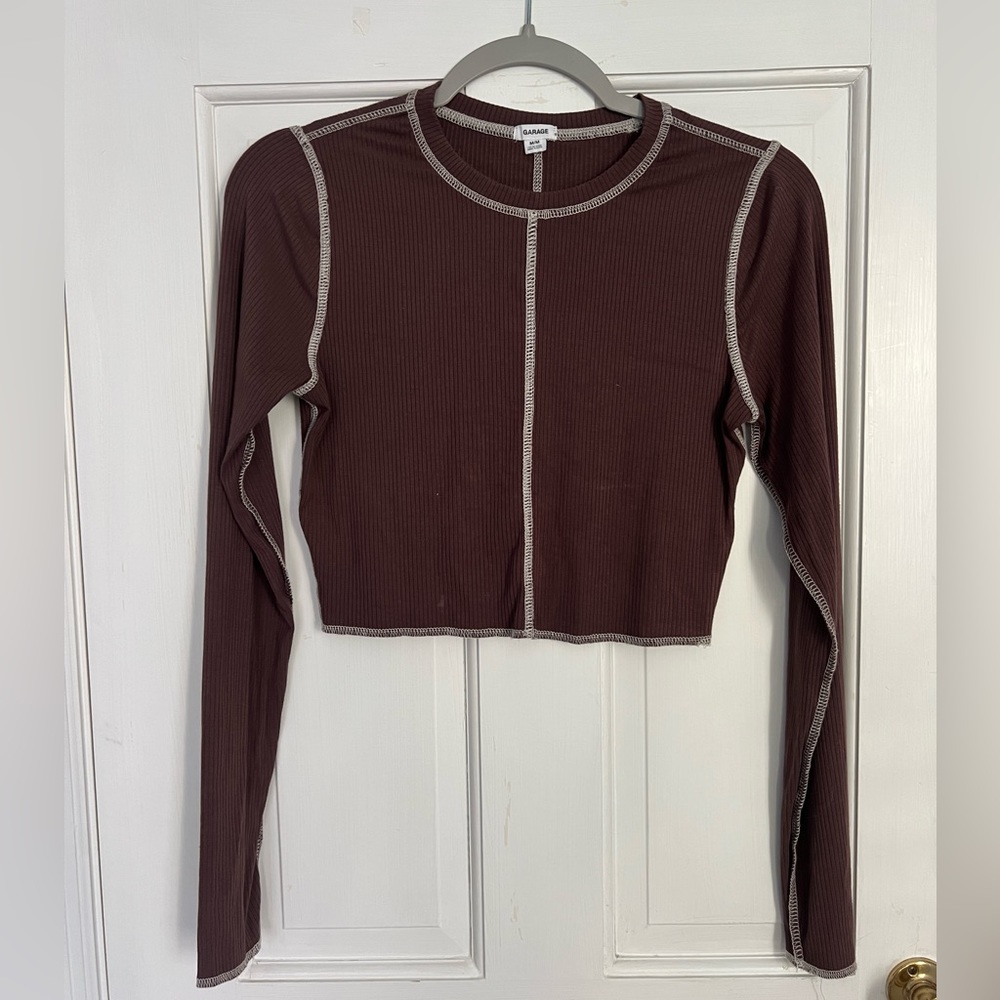 brown and white trendy long sleeve crop top! size 4-6(M)